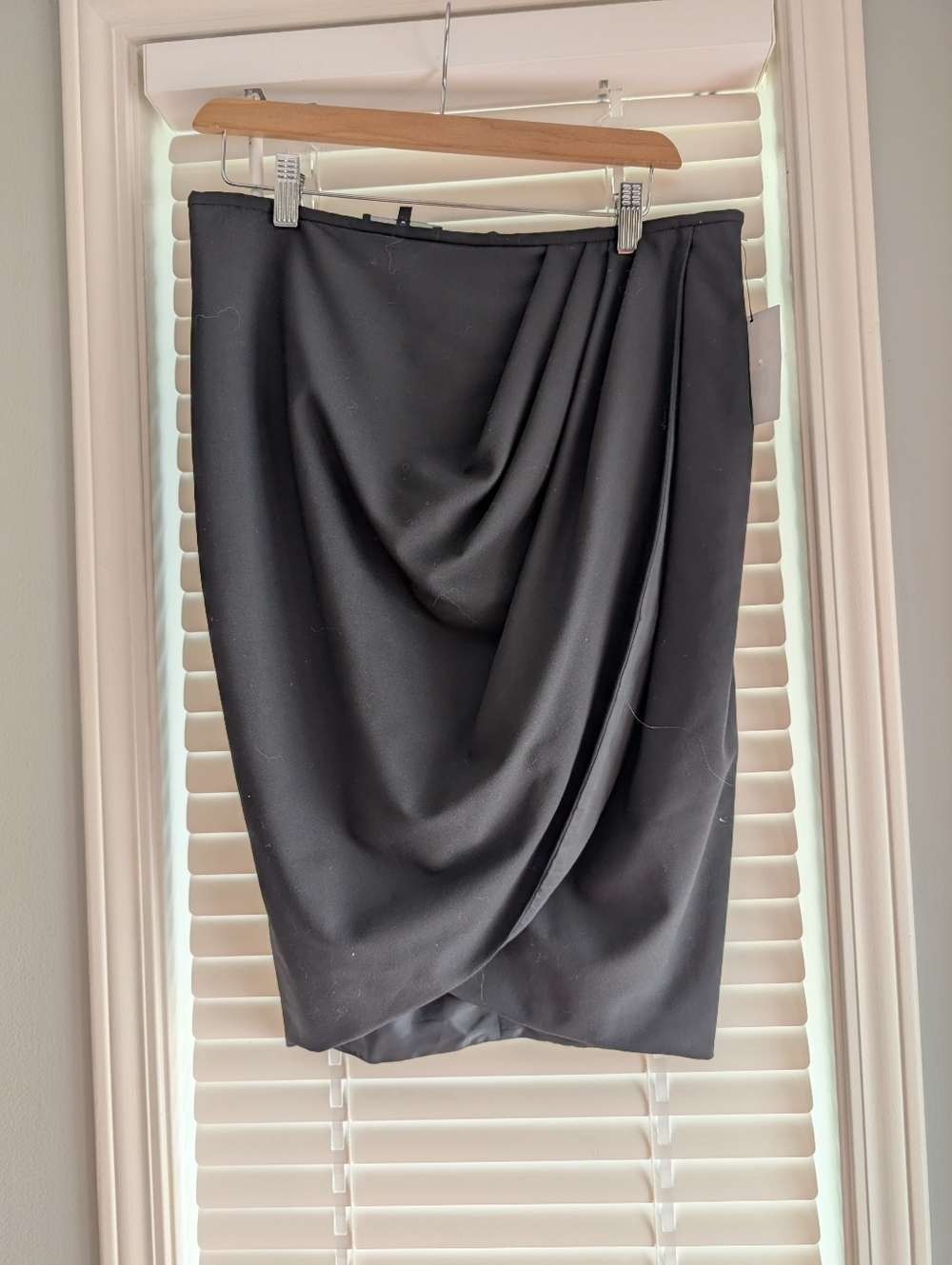 Lafayette 148 tulip hem skirt size 8 Wool Black